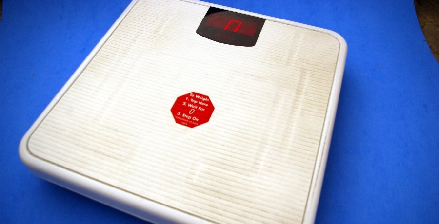 Picture of a scale used as featured image for healthy weight loss diet article.